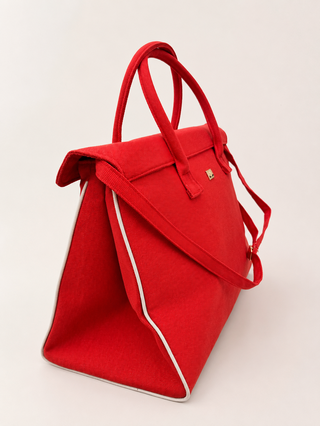 Canvas Boatkin Bag Fiesta in red, side view with contrast piping