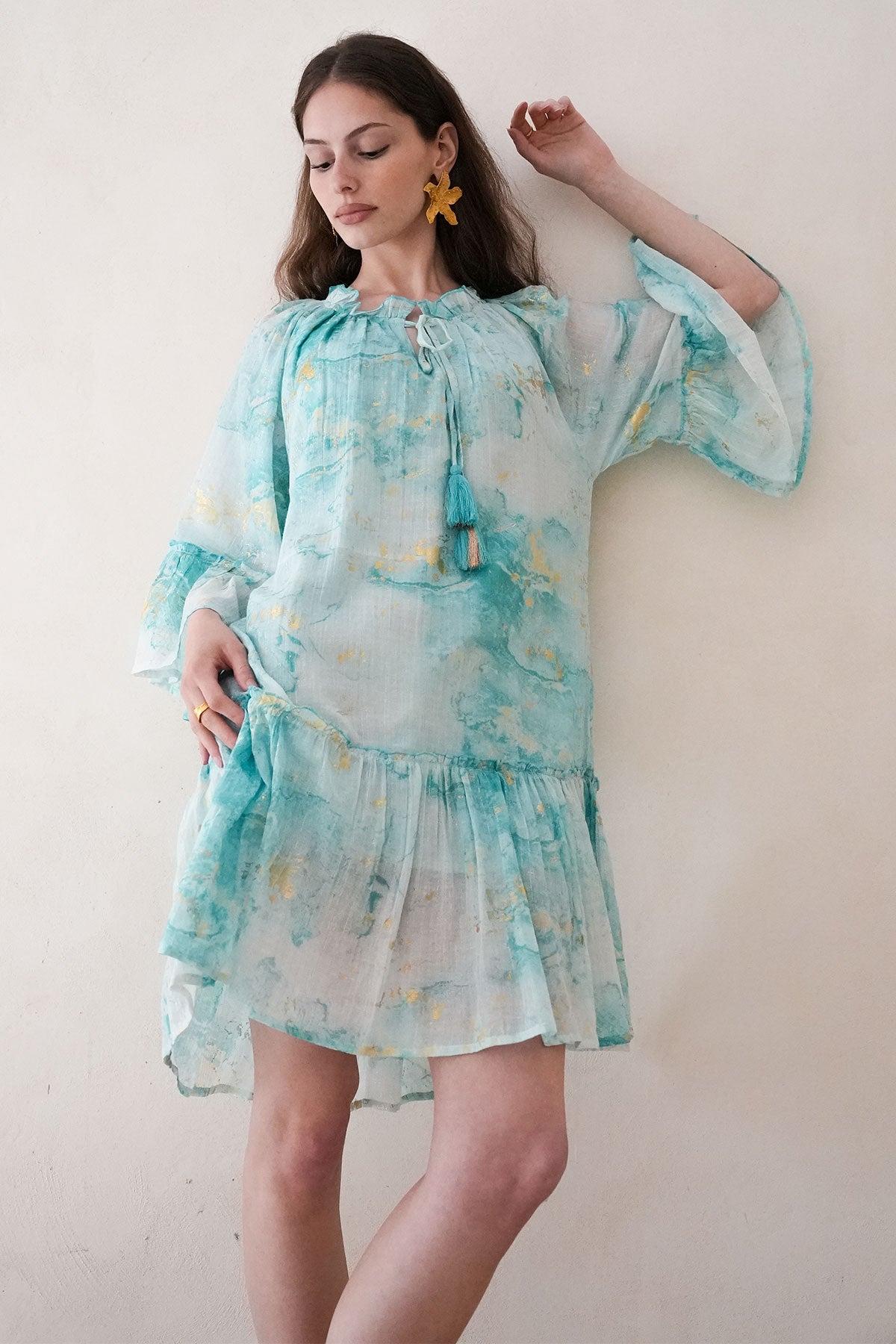 Comment porter une chemise à manches longues à fleurs bleu marine et Comment porter une chemise à manches longues à fleurs bleu marine et